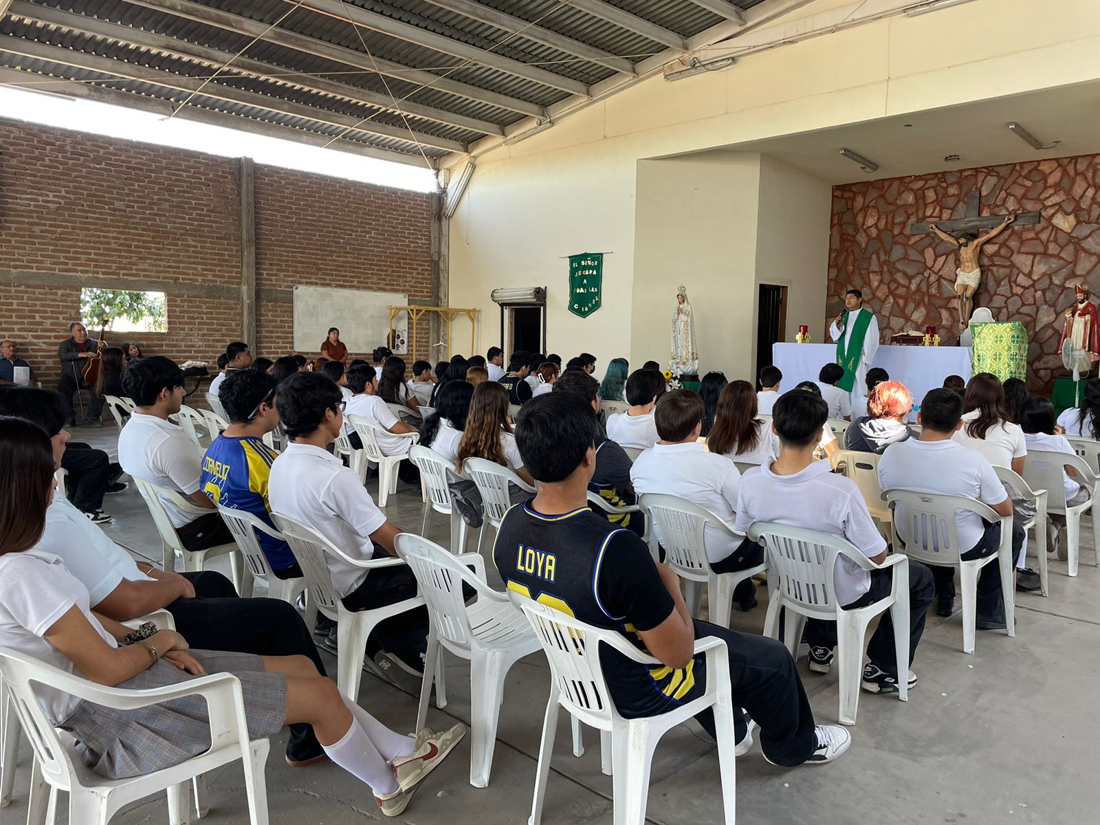 Estudiantes en celebración liturgica.