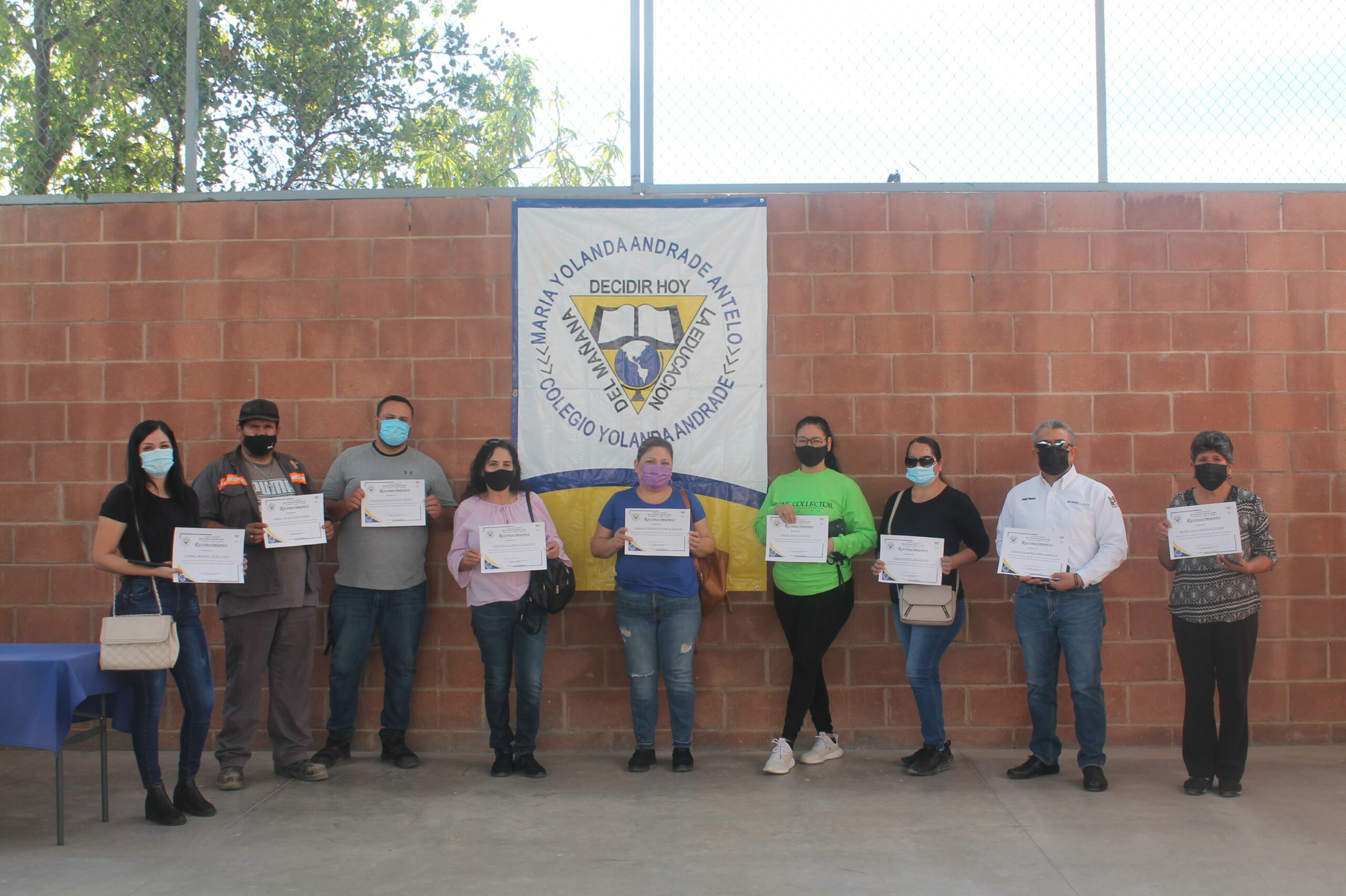 Estudiantes caminando juntos por un pasillo escolar