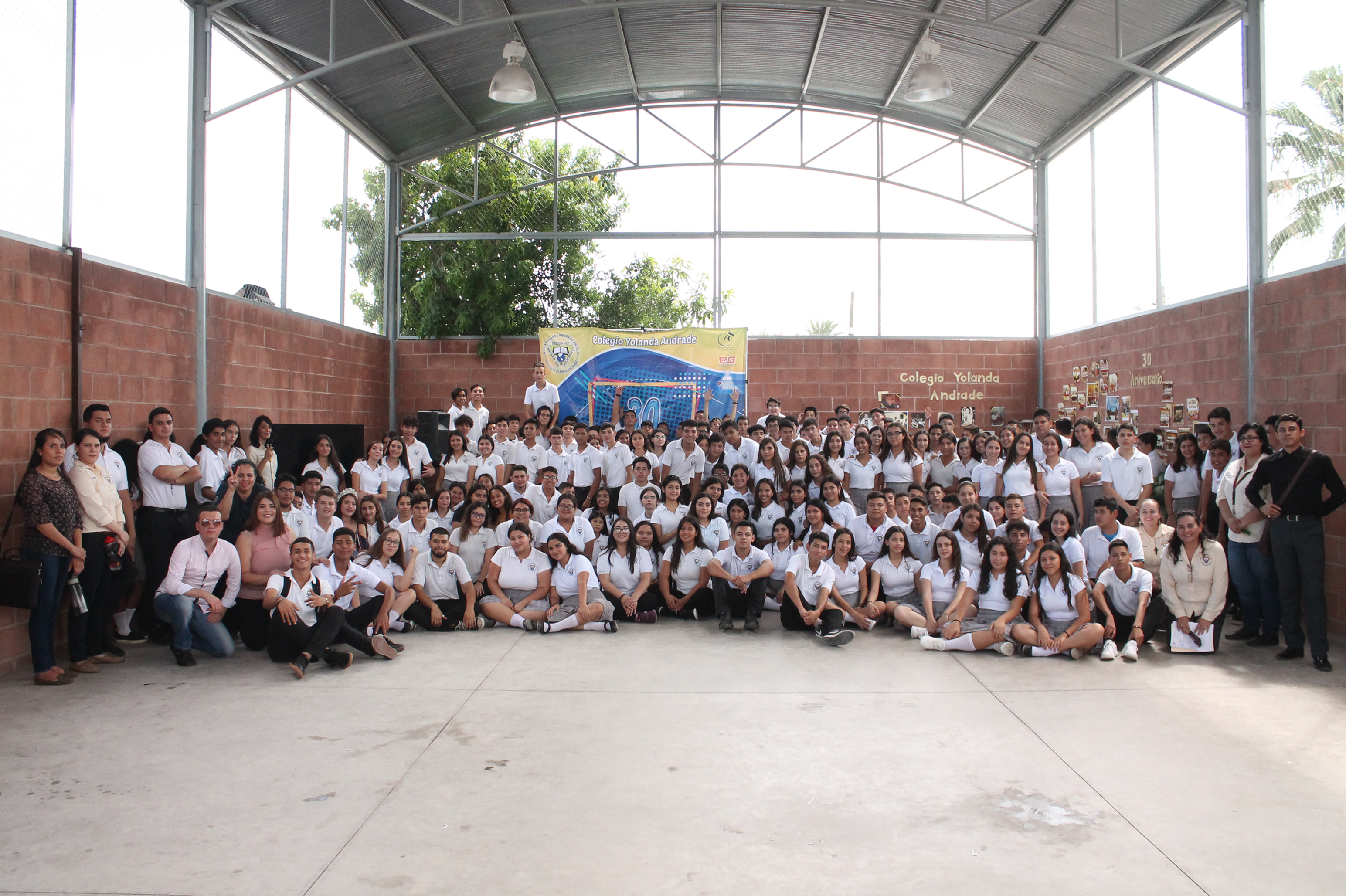 Estudiantes trabajando en equipo