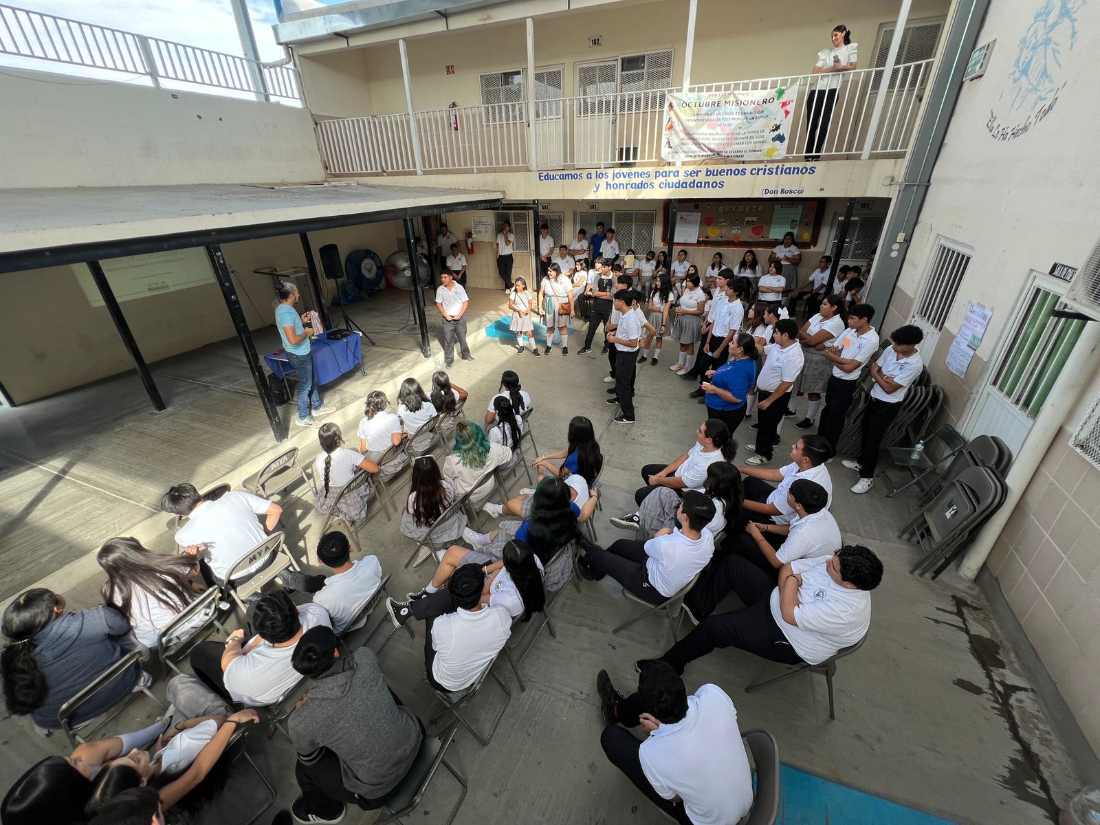 Comunidad escolar en cancha 